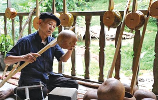 Arte de fabricar el instrumento musical Dan Tinh de los étnicos Tay en Bac Giang
