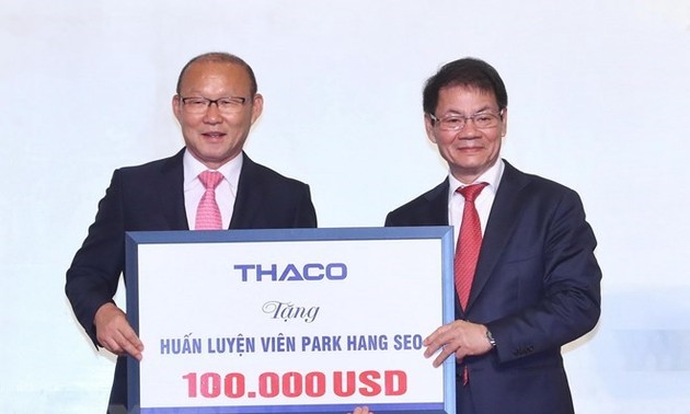 Entrenador Park Hang-seo dona 100 mil dólares al desarrollo del fútbol en Vietnam
