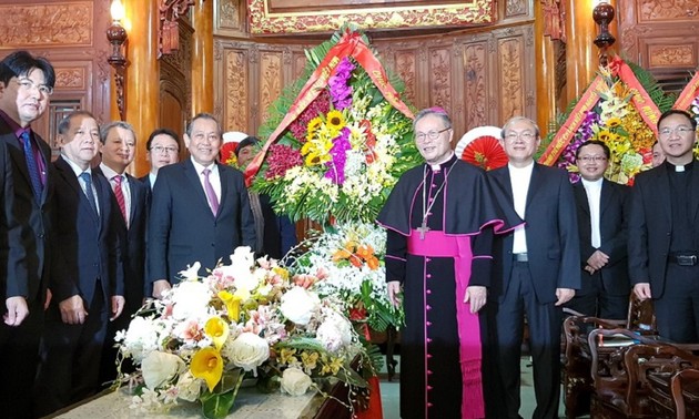 Dirigente visita y felicita a la comunidad católica vietnamita en vísperas de la Navidad
