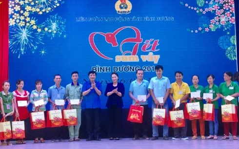 Titular parlamentaria vietnamita con trabajadores de Binh Duong