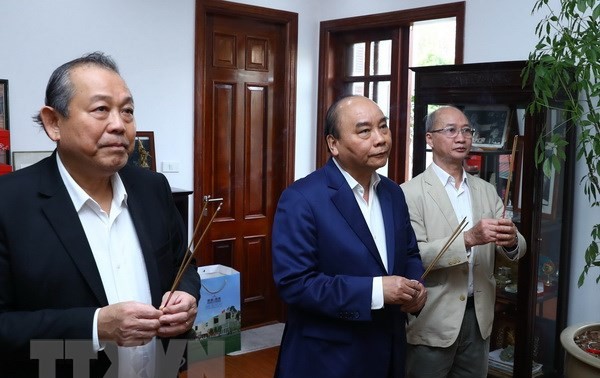 Premier vietnamita rinde homenaje a difuntos líderes del Partido y del Estado