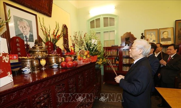Máximo dirigente de Vietnam rinde homenaje a ex líderes del país 