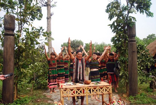 Homenaje a la entrada aldeana, una tradición ancestral de la etnia M’nong