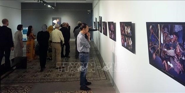 Inauguran exposición de fotografías de científico húngaro sobre una comunidad étnica vietnamita
