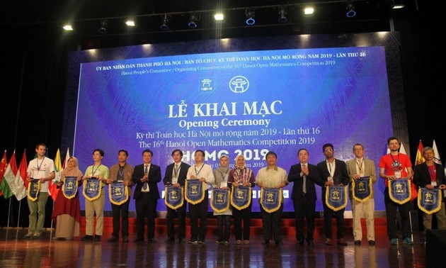 Alumnos vietnamitas y extranjeros participan en concurso abierto de Matemáticas Hanói 2019