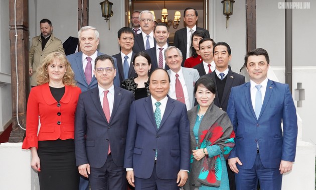 Prosigue agenda del primer ministro vietnamita en Rumania