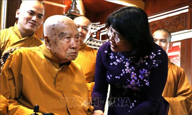 Vicemandataria vietnamita visita a religiosos budistas en Dong Nai