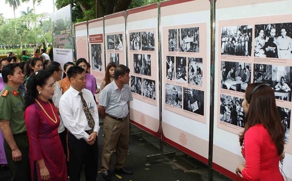 Presentan imágenes y objetos relativos a los destacados en el seguimiento de la moral y el ideario de Ho Chi Minh