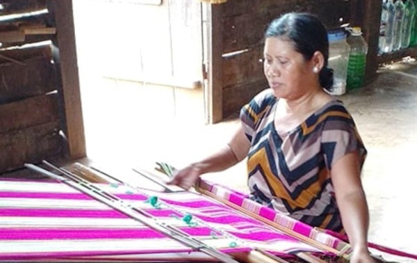 Aldea de Kmrong Prong A mantiene arte de tejido tradicional