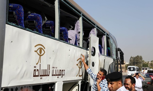 Autobús con turistas es blanco de un ataque con bomba en Egipto