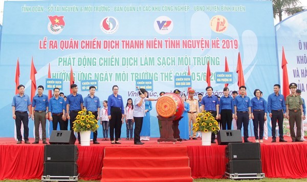 Jóvenes comunistas vietnamitas trabajan por el bienestar de la comunidad