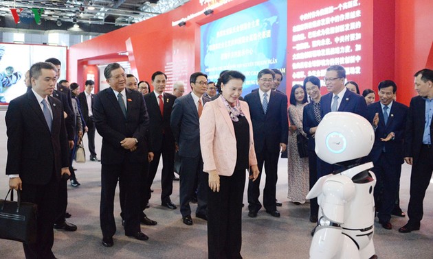 Máxima legisladora de Vietnam visita Centro de Exhibición Zhongguancun de China