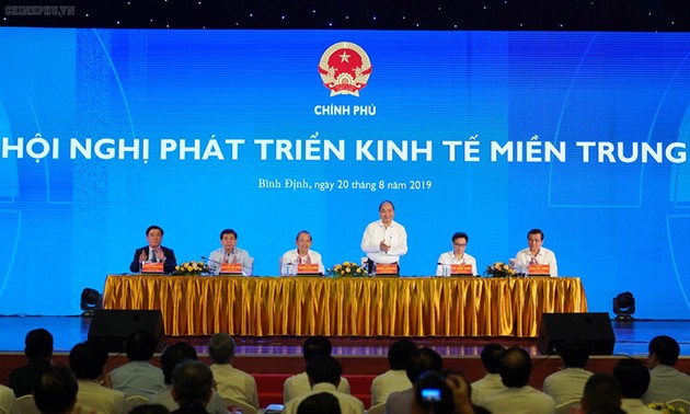 Primer ministro vietnamita preside conferencia de desarrollo económico del centro