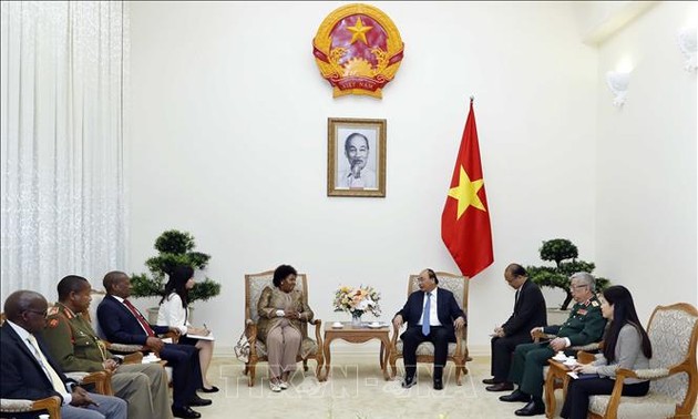 Recibe primer ministro vietnamita a jefa del cuerpo castrense de Sudáfrica
