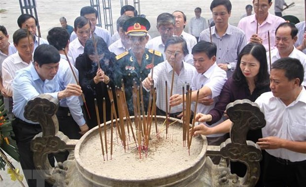 Rinden homenaje al ex secretario general Le Duan y héroes mártires