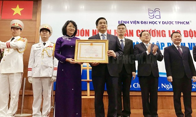 Hospital de Medicina y Farmacia de Ciudad Ho Chi Minh condecorado con Orden de Trabajo de primera categoría