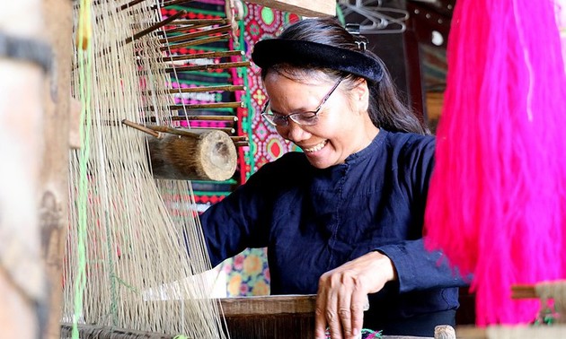 El tradicional arte de tejer de la etnia Tay en Cao Bang