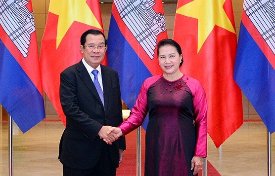 Líder del Parlamento vietnamita se reúne con el primer ministro camboyano