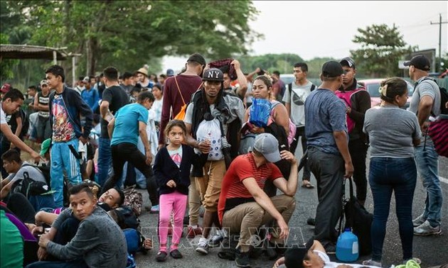 Centenares de inmigrantes acampan en la frontera de México y Estados Unidos