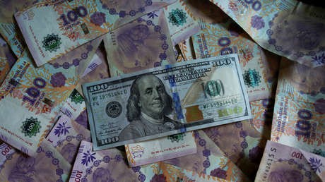 Limitan compra de dólares en Argentina para evitar fuga de divisas