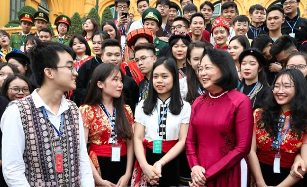 Vicemandataria de Vietnam se reúne con estudiantes étnicos sobresalientes