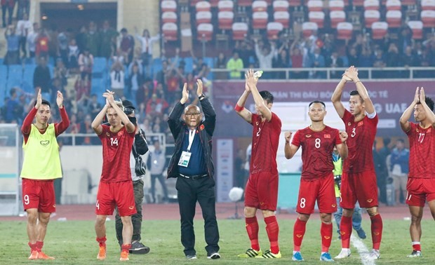 Periodistas surcoreanos impresionados ante pasión de fanáticos vietnamitas por el fútbol