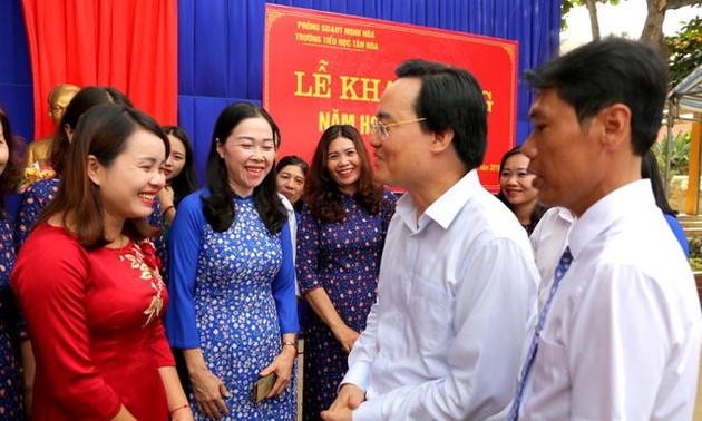 Ministro de Educación vietnamita felicita a maestros y funcionarios del sector