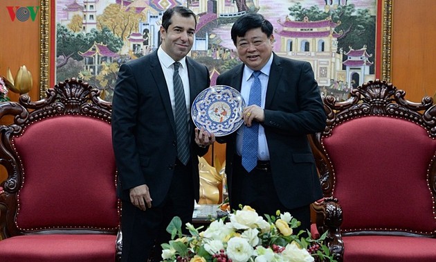 Director general de la Voz de Vietnam dialoga con embajador de Azerbaiján