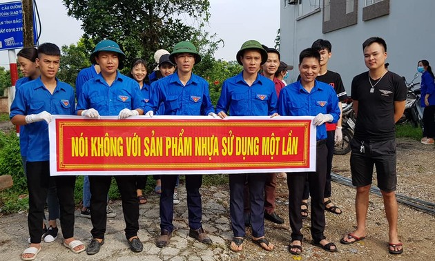 Jóvenes de Bac Ninh promueve campaña de decir No a los residuos plásticos