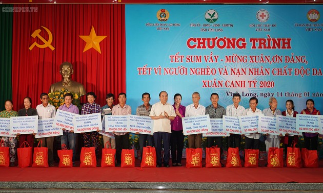 Atienden a trabajadores y personas pobres en Vinh Long en ocasión del Año Nuevo