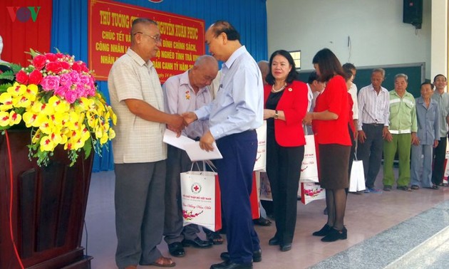 Primer ministro vietnamita entrega presentes del Tet a personas en situación difícil