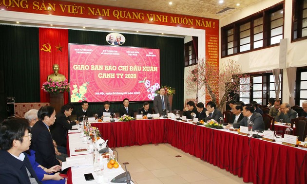 Evalúan trabajo periodístico en saludo al Año Nuevo Lunar en Vietnam