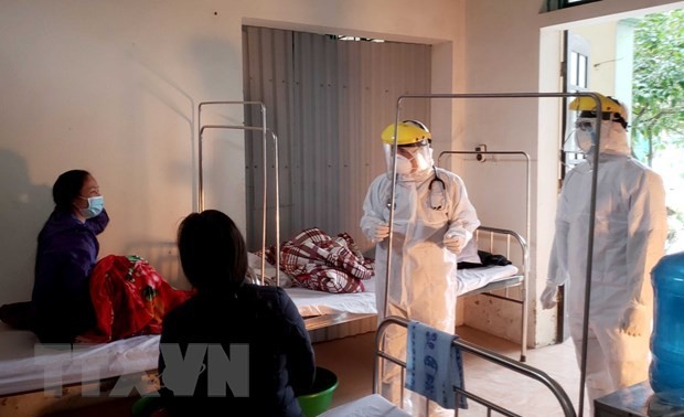 Médicos en Binh Xuyen combaten la epidemia del Covid-19