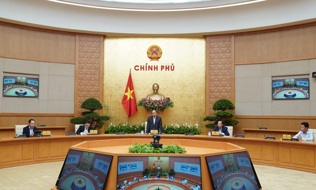 Premier vietnamita insiste en optimizar la política de inclusión social  