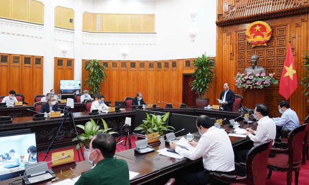 Premier vietnamita informa sobre la teleconferencia gubernamental sobre Covid-19