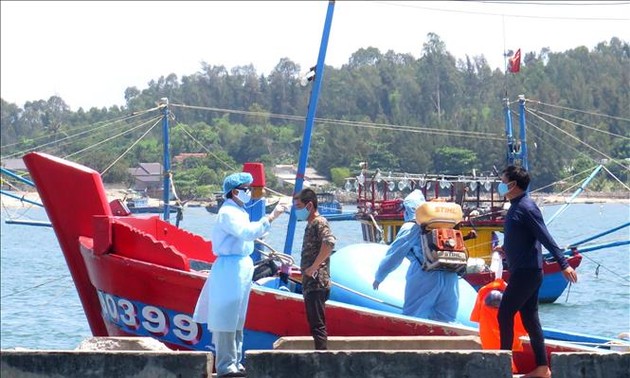 Regresan a tierra firme a pescadores de un barco vietnamita hundido