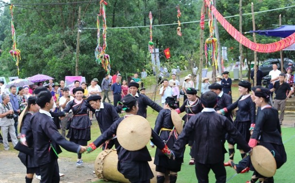 El baile con tambores de la etnia Giay en Ha Giang