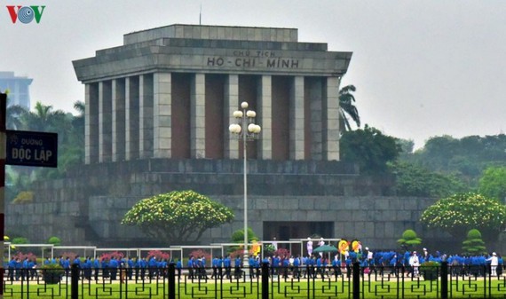 Ciudadanos y visitantes tributan honores a Ho Chi Minh en su Mausoleo