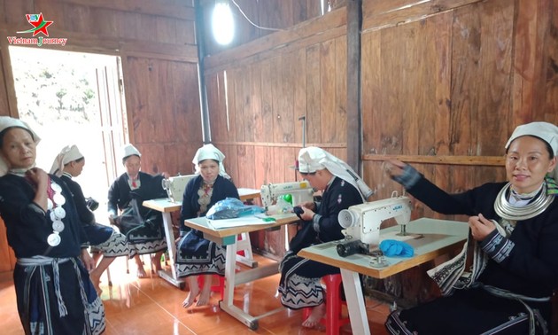Mujeres Dao Tien preservan la elaboración de brocados tradicionales