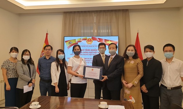 Gobierno vietnamita entrega mascarillas antibacterianas a compatriotas residentes en España