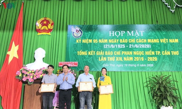 Honran contribuciones de periodistas vietnamitas