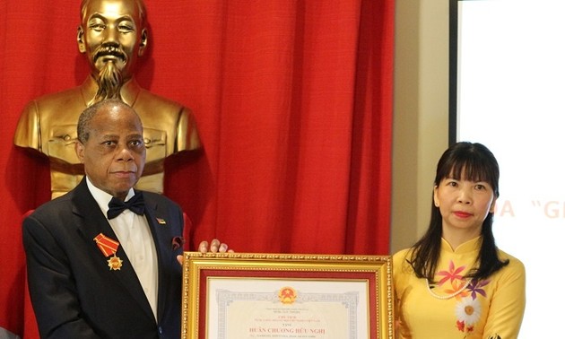Vietnam entrega Medalla de la Amistad al exembajador de Mozambique