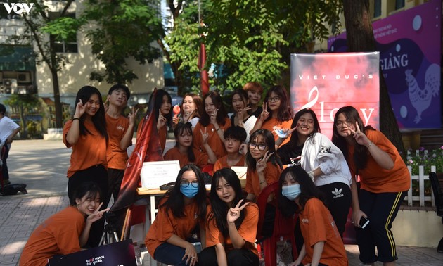 Alumnos vietnamitas se reúnen en vísperas del inicio del nuevo curso académico