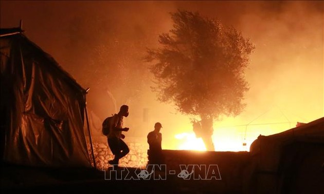 Merkel y Macron proponen que la UE acepte migrantes menores del campamento griego incendiado
