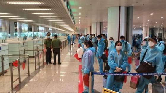 El primer vuelo comercial internacional de Vietnam en periodo poscoronavirus arriba a Hanói desde Seúl