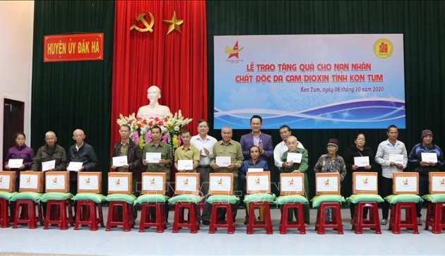 Entregan regalos a víctimas de la dioxina en la provincia de Kon Tum   