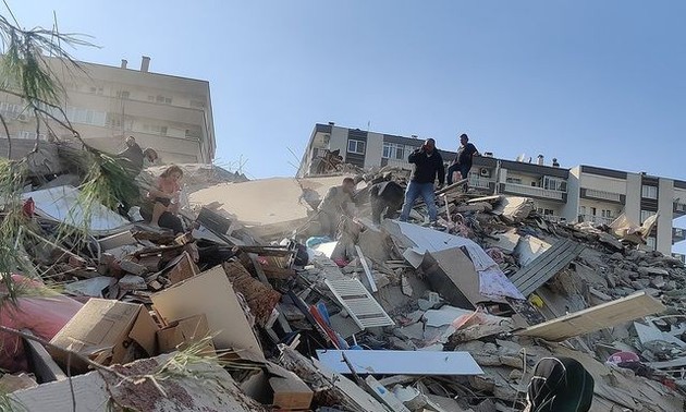 Aumentan las víctimas del potente terremoto en Izmir, Turquía