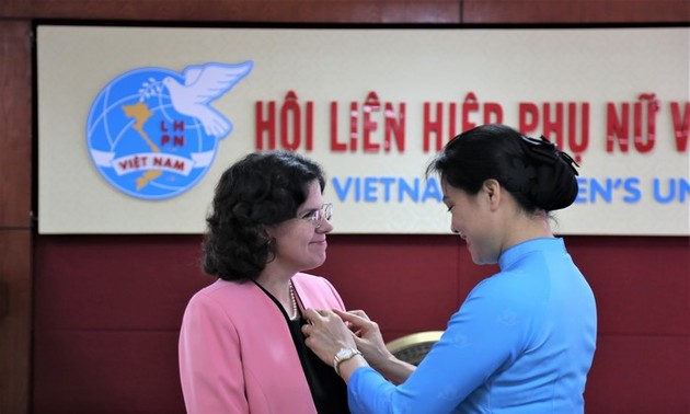 Unión de Mujeres de Vietnam reconoce aportes de embajadora de Cuba