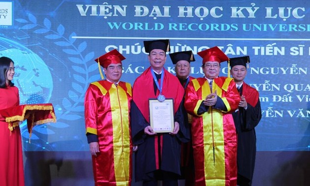 Un vietnamita condecorado con el título de Doctor Honorario de la Universidad de Récords Mundiales
