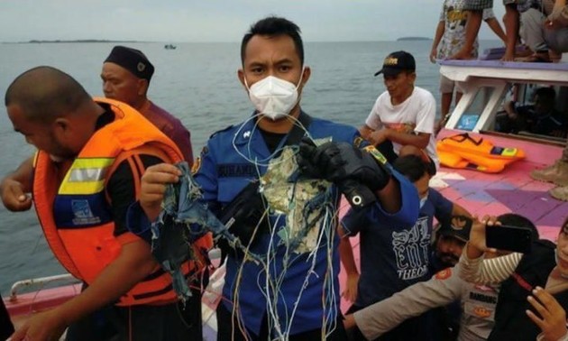 Siguen actividades de rescate del avión indonesio accidentado